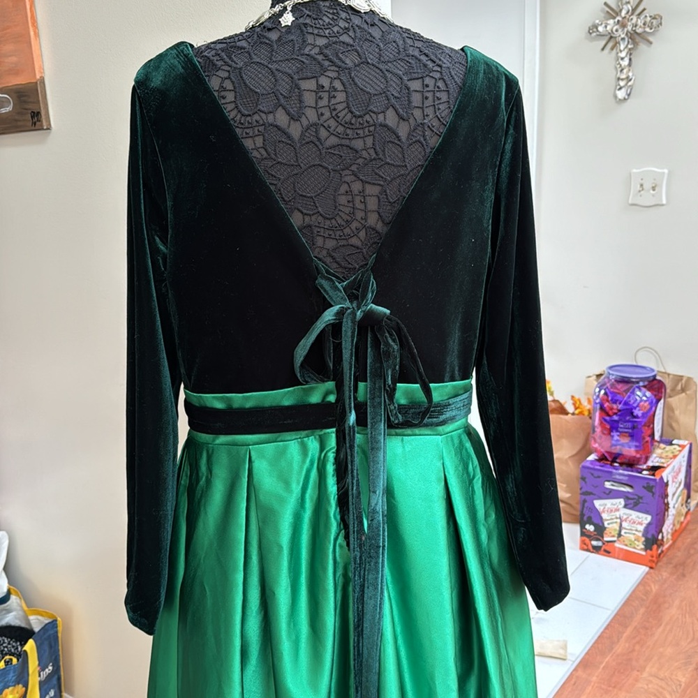Elegant Green Velvet & Satin Evening Dress - Picture 4 of 8
